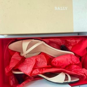 1980s Vintage Off-white Bally Kitten Heels in box